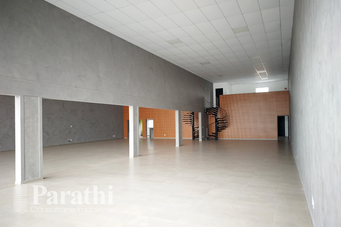 Salão comercial para locação na Avenida Paulista, em Americana (SP). Área útil: 555 m². Valor: R$ 18.000,00/mês — foto 2