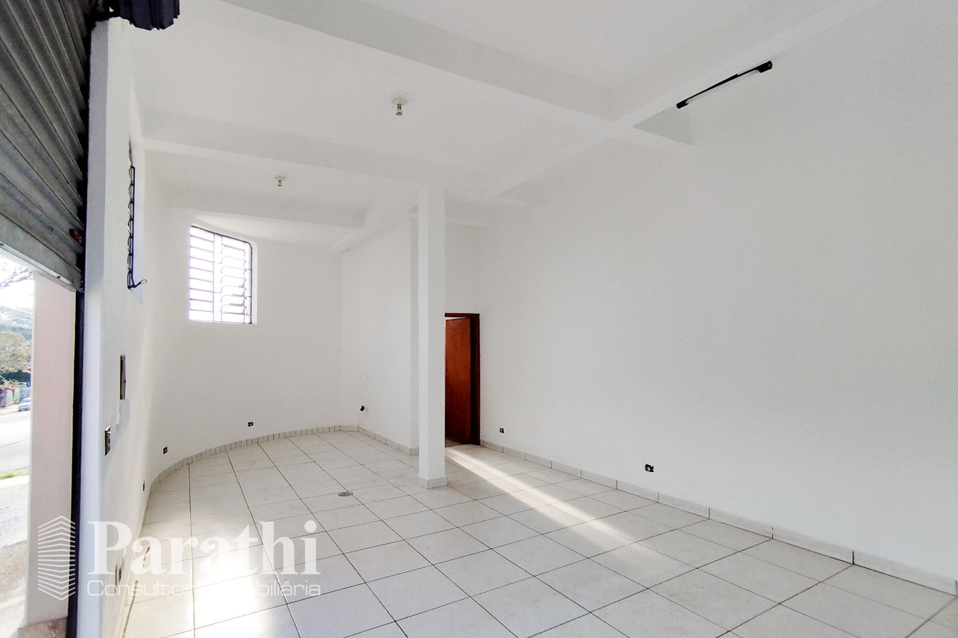 Salão Comercial / Loja em Cariobinha