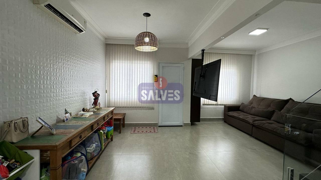 Casa em condomínio em Chácara Letônia