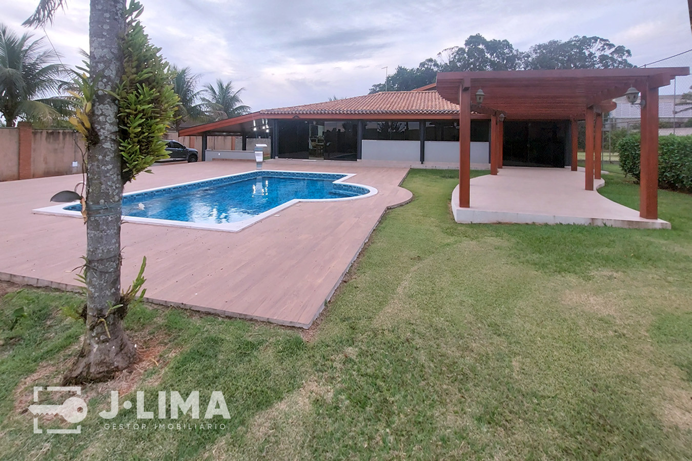 Chácara com piscina e minicampo à venda em Nova Odessa (SP). Área útil de 390m². Valor: R$ 2.600.000,00 — foto 2