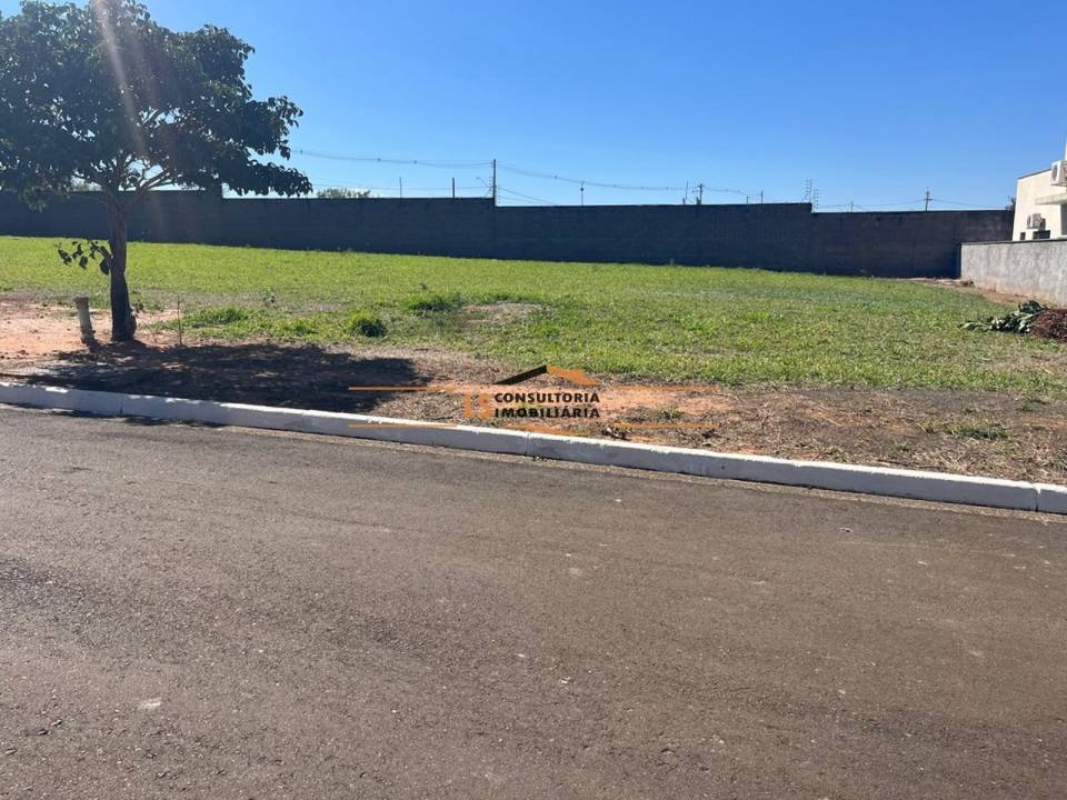 Terreno em condomínio em Fazenda Santa Lúcia