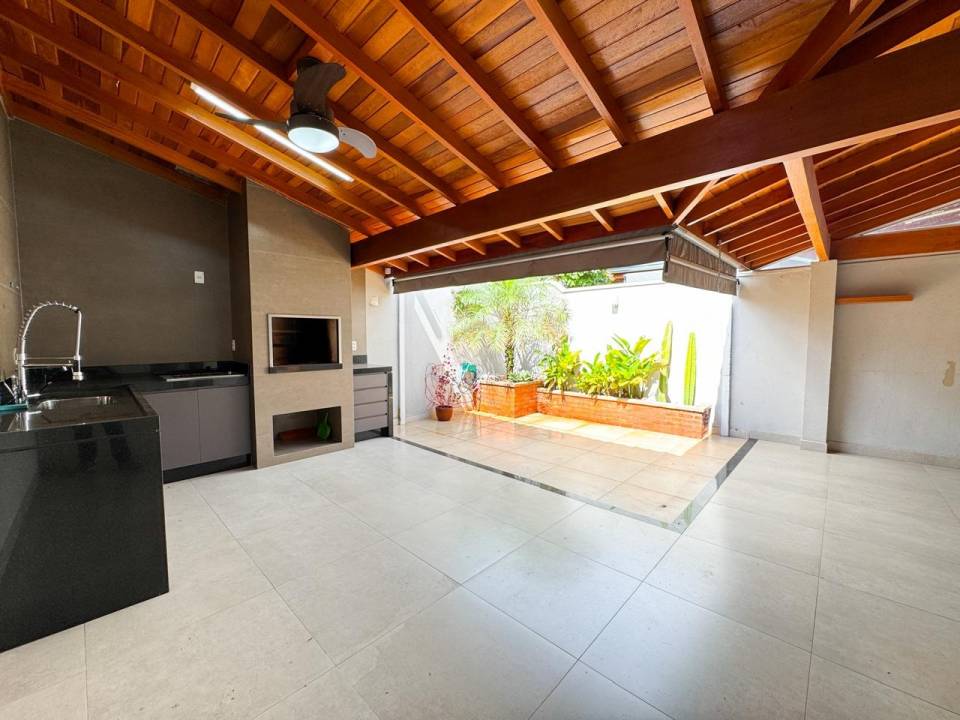 Casa em condomínio em Chácara Letônia