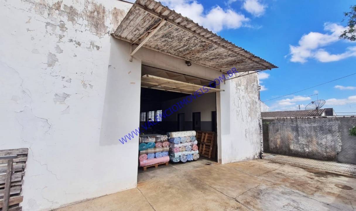 Salão Comercial / Loja em Catharina Zanaga