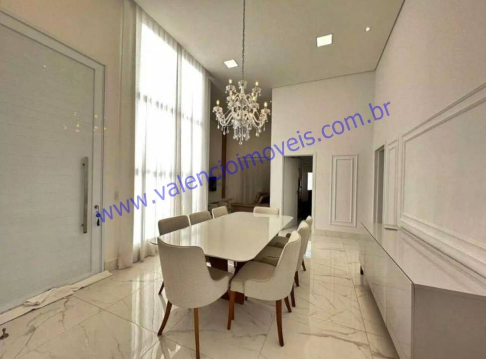 Casa em condomínio em Chácara Letônia